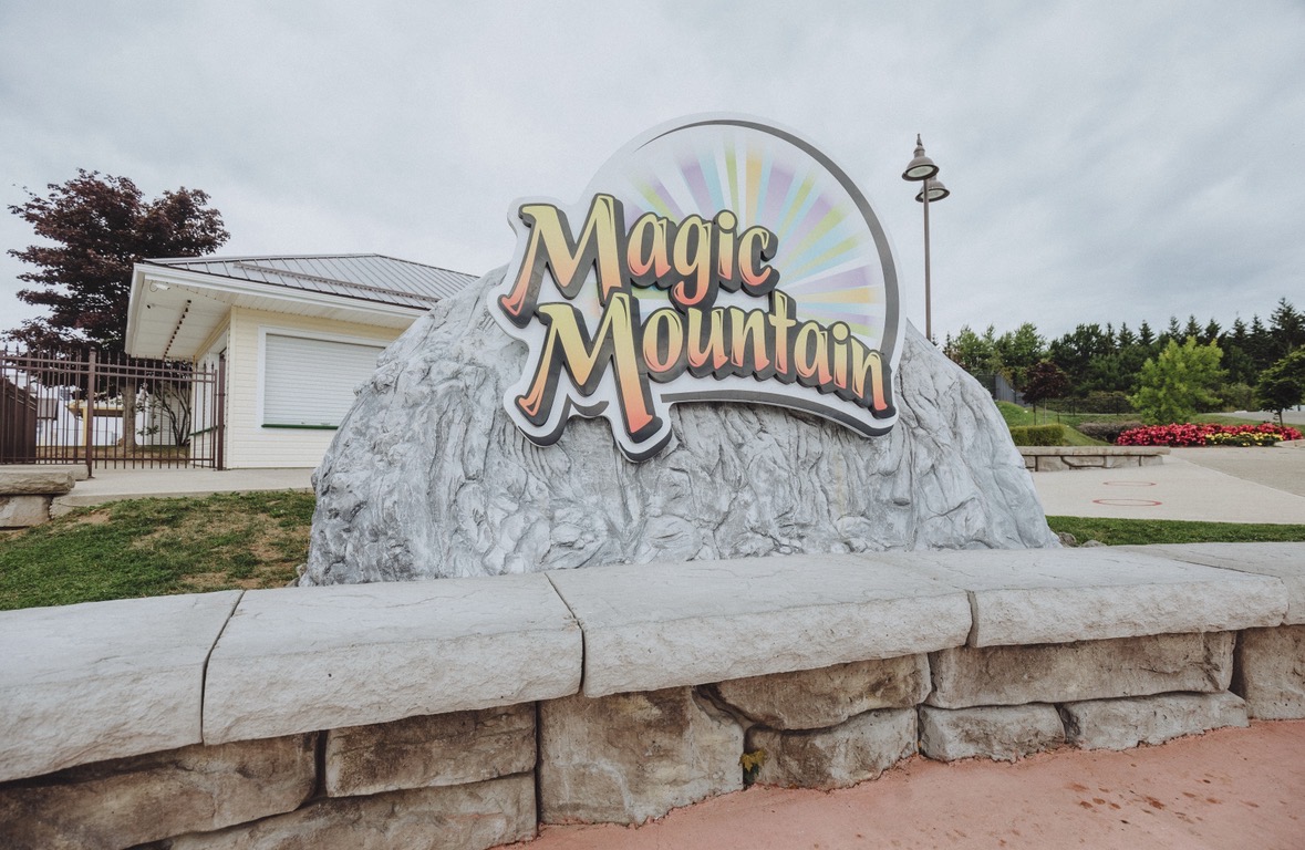 Magic Mountain logo